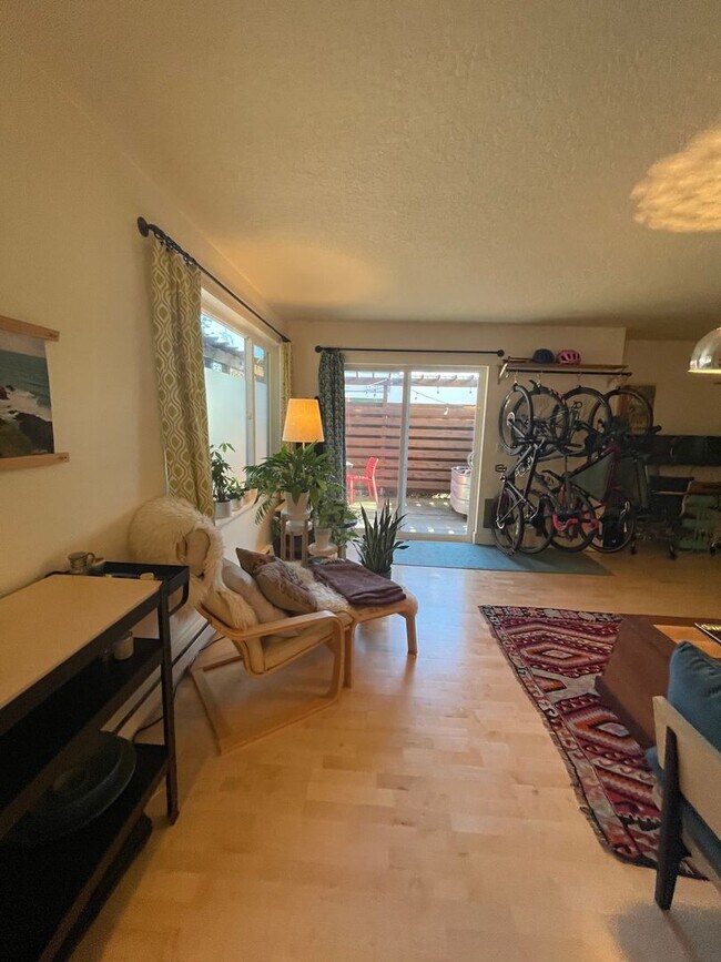 Building Photo - Charming 1-bedroom, 1-bathroom Condo in Phinney Ridge.