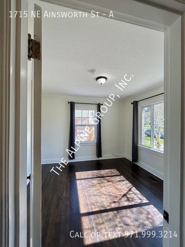 Building Photo - 3 Bedrooms in NE Portland!