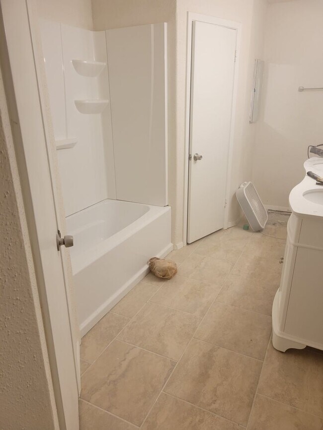 Building Photo - MOVE IN SPECIAL - $100 OFF First 3 Months ...