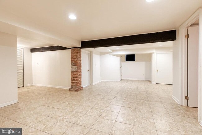 Building Photo - 401 E Lake Ave