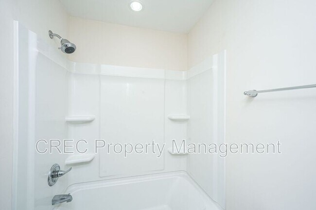 Building Photo - 201 Bigleaf Ct