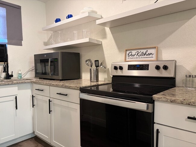 Building Photo - Renovated Studio