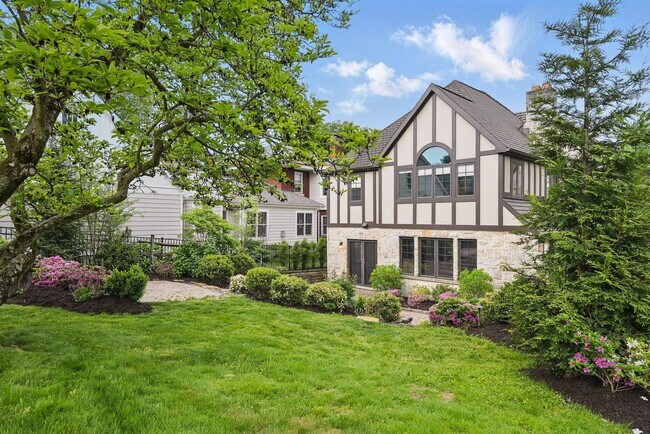 Building Photo - Charming Home - Mt. Lebanon