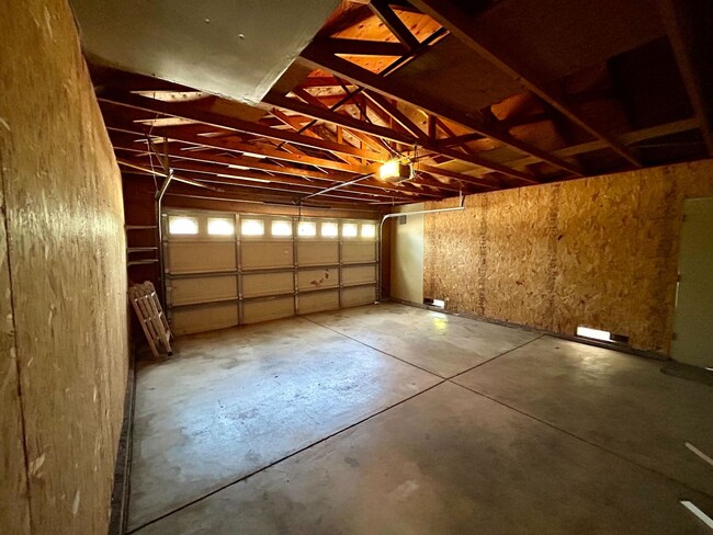 Building Photo - Spacious 3-Bedroom Home in Southtown Vacav...