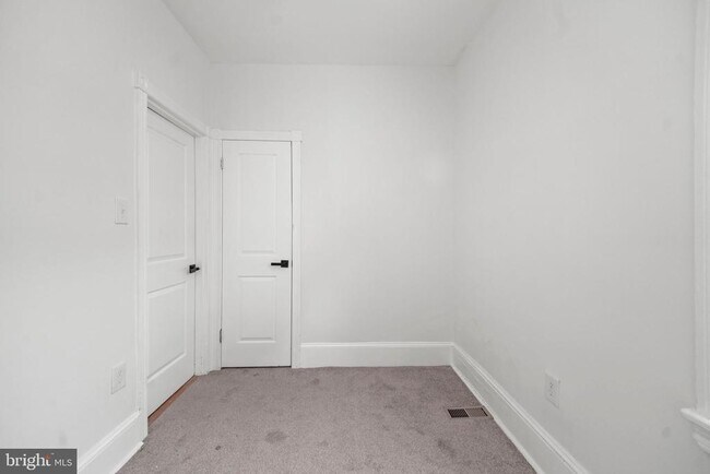 Building Photo - 5527 Catharine St