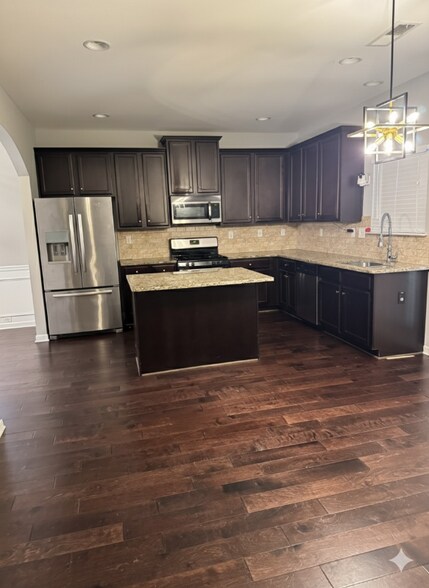 Building Photo - 1154 Paramount Dr