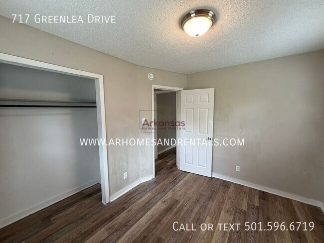 Building Photo - 717 Greenlea Dr