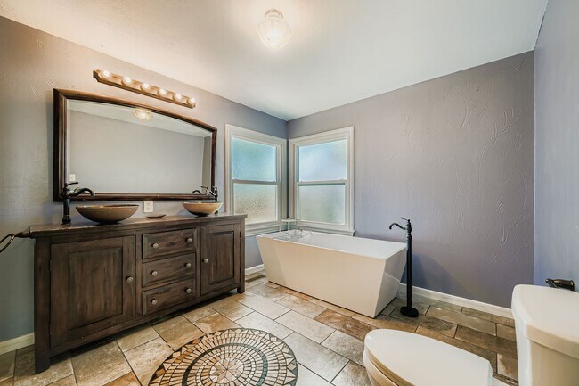 Building Photo - 515 W San Miguel St