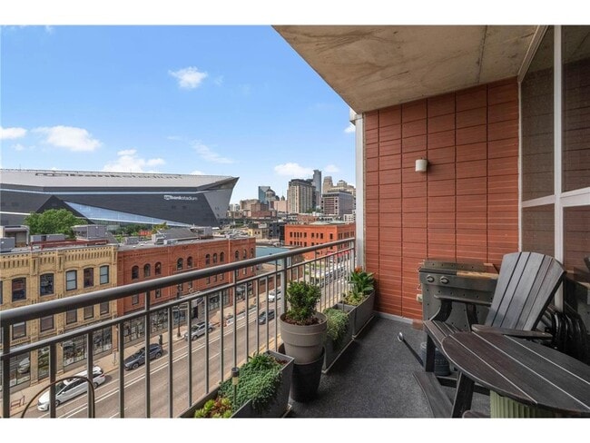 Building Photo - 215 10th Ave S