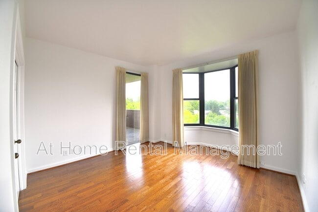 Building Photo - 2121 S Yorktown Ave