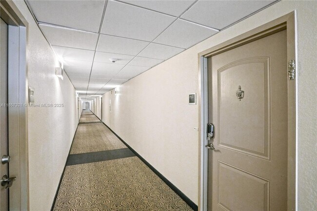 Building Photo - 100 Bayview Dr