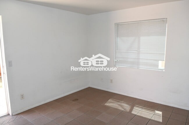 Building Photo - 729 E Mission Ln