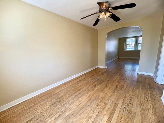 Building Photo - 3 Bedroom 1 Bath Available in Harrisburg!