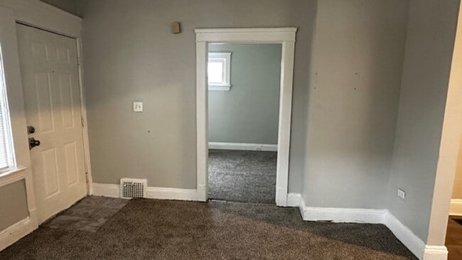 Building Photo - Nice Cozy downstairs unit