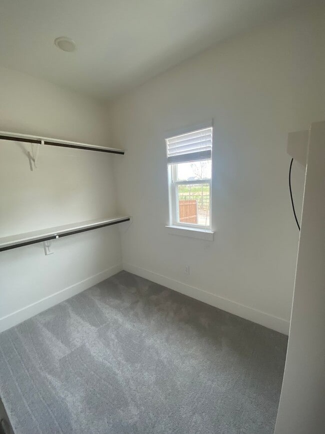 Building Photo - Coming soon! Darling 3/2/2 Fireplace - Walk in Shower - commuter friendly