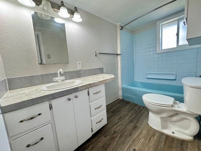 Building Photo - 210 18th St