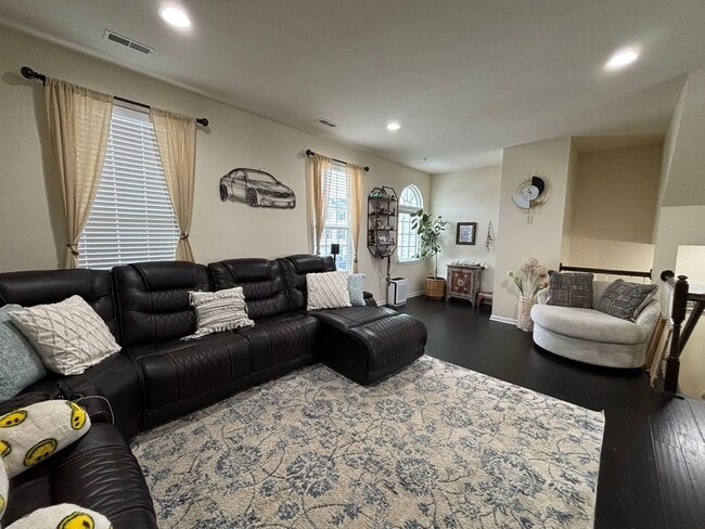 Building Photo - 3 Bedroom Townhome - Available March 1st!