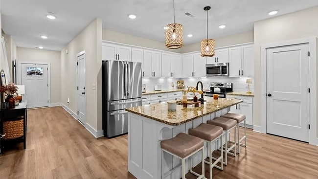 Building Photo - Like new modern maintenance free 3 bedroom 2.5 bath townhouse in Greensboro. Lawn care included.