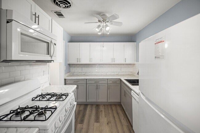 Building Photo - 354 Chicago Ave