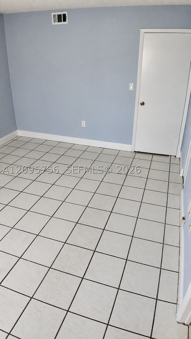 Building Photo - 5290 W 21st Ct