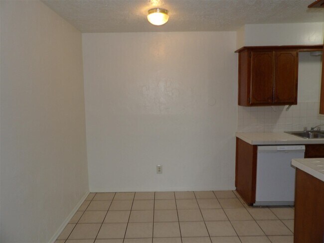 Building Photo - 6405 NW Oak Ave