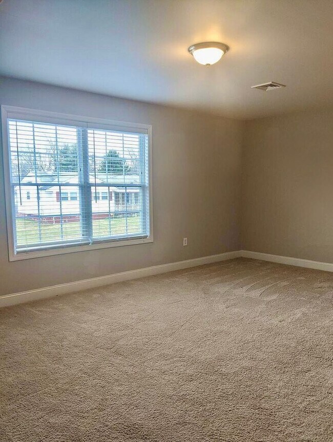 Building Photo - 254 Upland Ave