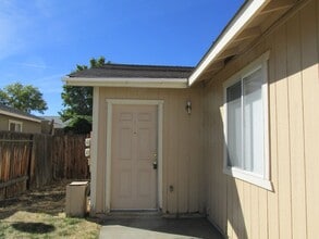 Building Photo - THREE BEDROOM TWO BATH DUPLEX FOR RENT