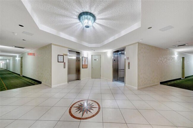 Building Photo - 1100 St Charles Pl