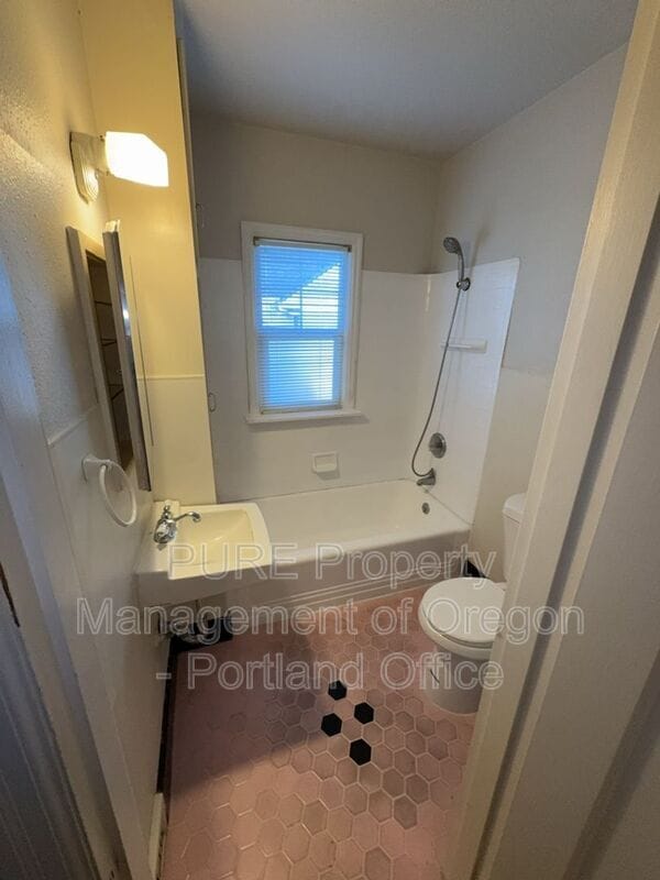 Building Photo - 715 NE 20th Ave