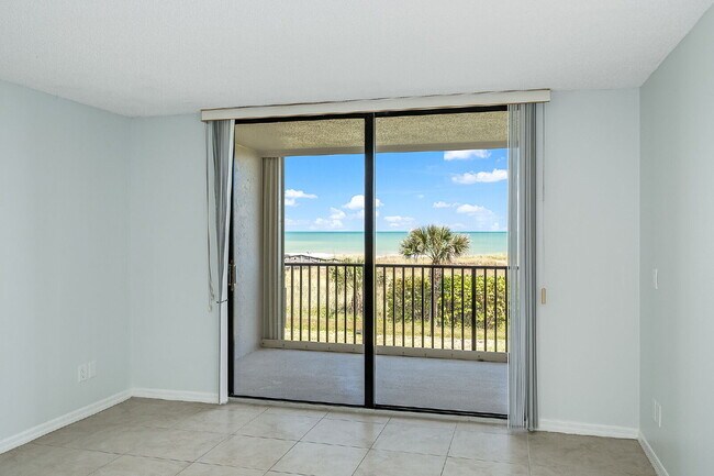 Building Photo - 1/1 Oceanfront condo with resort-like amenities!