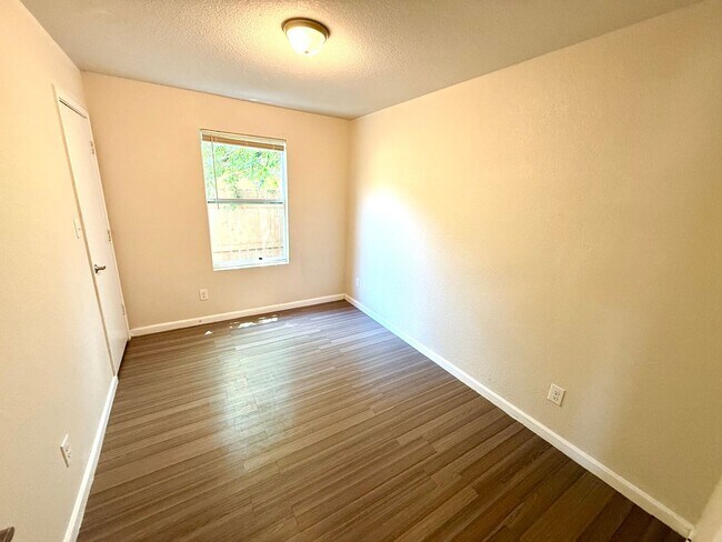 Building Photo - 1611 N Navidad St