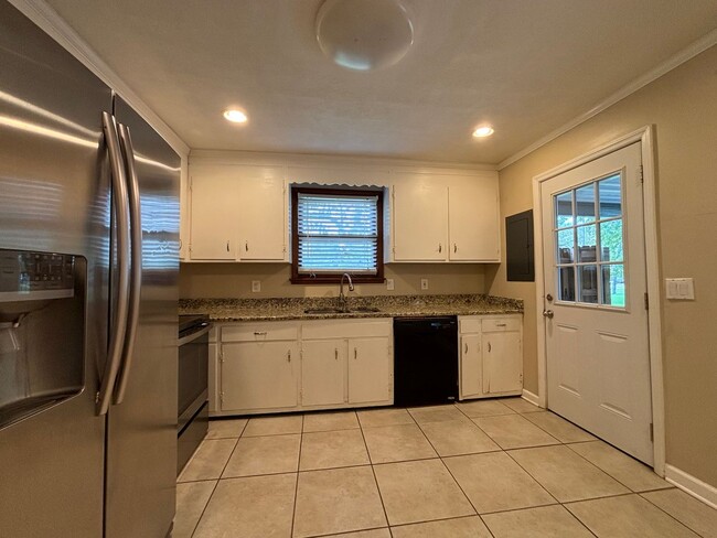 Building Photo - Beautiful Duplex in East Nashville