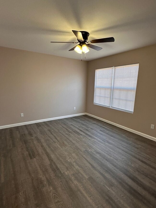 Building Photo - 3 Bed 2 Bath Brick Home with Fenced in Backyard