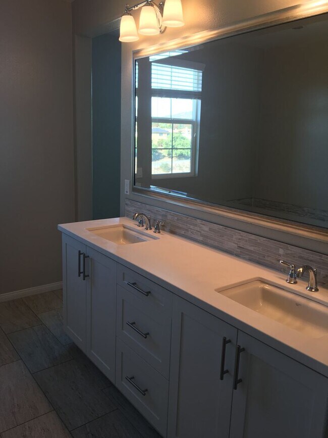 Building Photo - Beautiful 4BR/3BA Del Sur Townhome