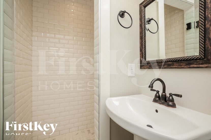 Building Photo - 208 Beech Dr