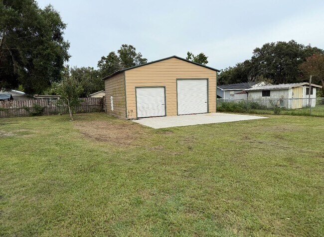 Building Photo - 3 bedroom home for rent on 1/2 acre!