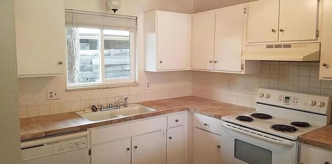 Building Photo - Beautiful 2 Bedroom Town Home! INCLUDED IN RENT: Water/Sewer/Gas/Trash
