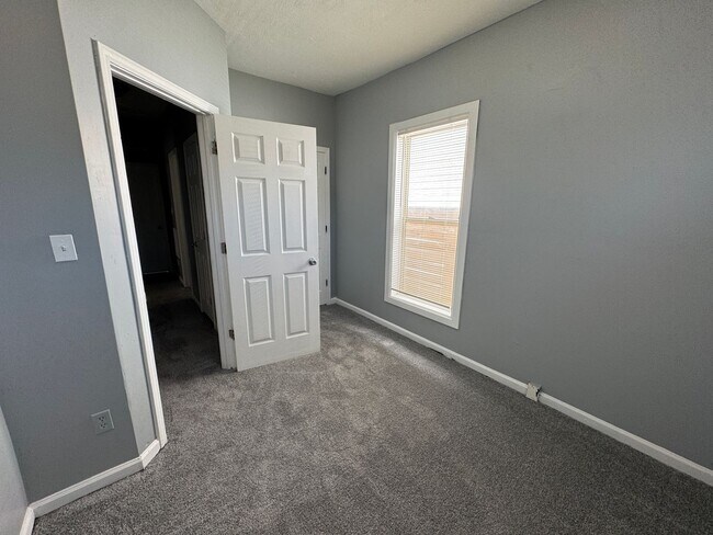 Building Photo - Near Eastside 3 Bedroom 2 Bath with Central air