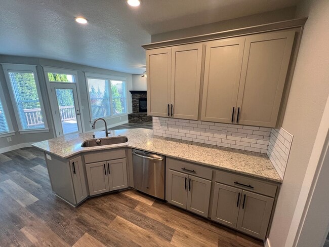 Building Photo - Large Three Bedroom Home in West Salem wit...