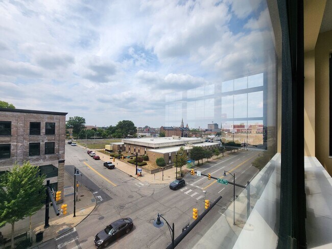Building Photo - Downtown Luxury Condo in a Newly Renovated...