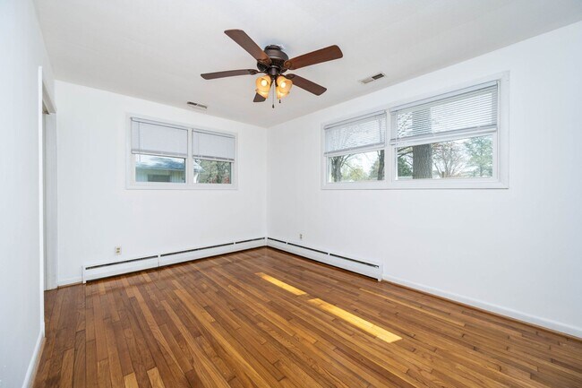 Building Photo - 3 Bedroom Home For Rent in Sandston VA With Detached Garage, Fenced Yard, and Lawn Care Included