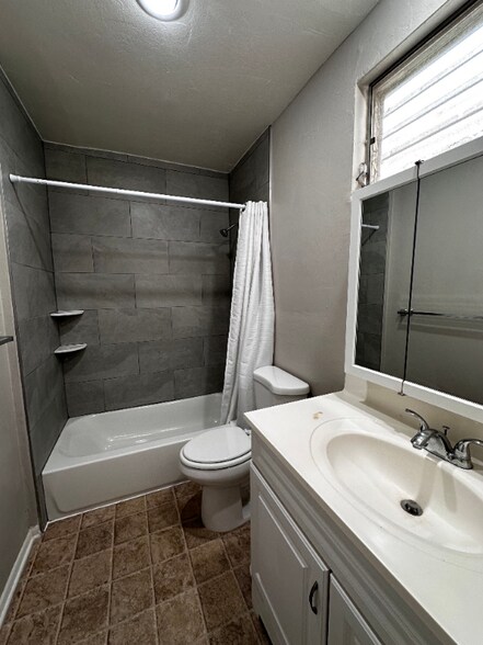 Building Photo - 409 N Los Robles Ave