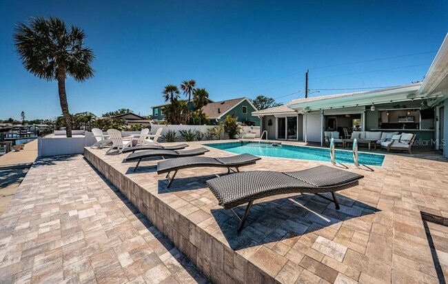 Building Photo - 2180 Dolphin Blvd S