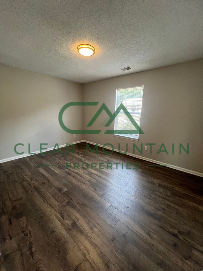 Building Photo - Fully Renovated 4 Bedroom Home – Convenien...