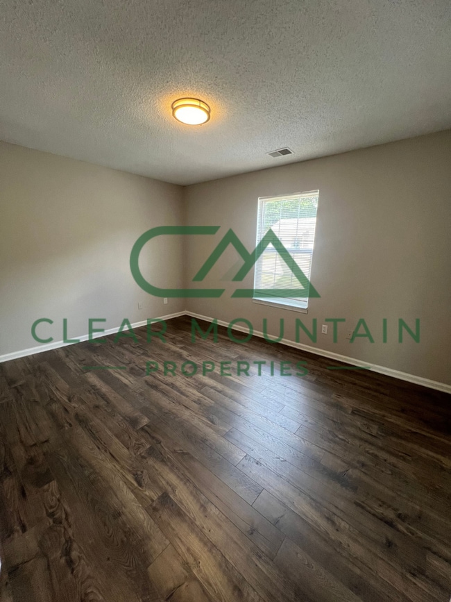 Building Photo - MOVE-IN SPECIAL! 1 MONTH FREE - Modern Upd...