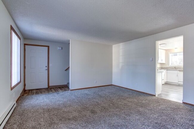 Building Photo - Spacious 3 bedroom 1.5 bath townhome Hillsboro!