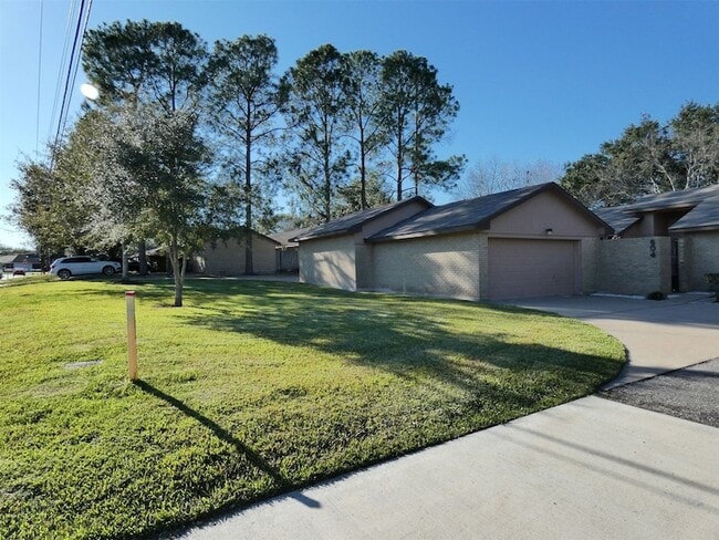 Building Photo - 604 Golfview Dr