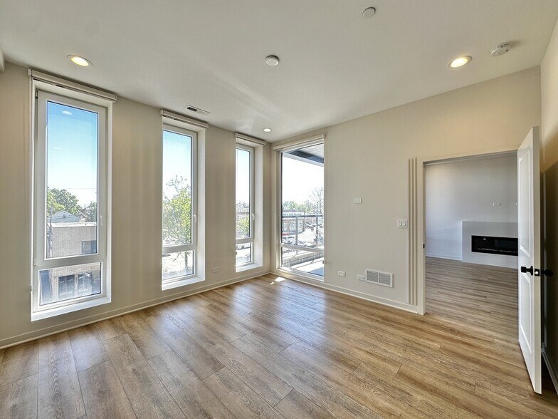 Building Photo - 6340 W Belmont Ave