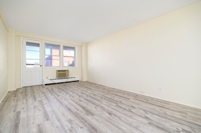 Building Photo - 444 Bedford St