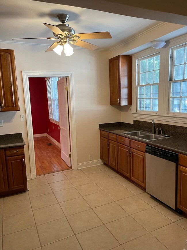 Building Photo - Large 3BD/2BA House Uptown with Driveway and Fenced Backyard